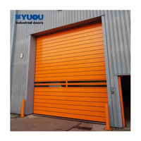 Puerta enrollable espiral industrial duradera con panel sándwich de aluminio reforzado aislado y operación automática, puerta rá