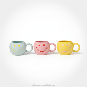 Tazza da Caffè in Ceramica Personalizzata con Faccina Sorridente e Occhi a Cuore, Tazza Rotonda in Gres da 350ml, Idea Regalo - Product Image 1