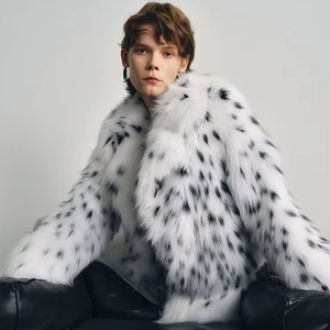 Cappotto <span class=keywords><strong>da</strong></span> <span class=keywords><strong>Donna</strong></span> <span class=keywords><strong>Invernale</strong></span> di Lusso in Pelliccia di Volpe con Design Maculato, Lunghezza Media e Collo a Revers in Velluto di Lince - Product Image 6