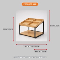 Presentatietafel met twee lagen houten bakken en wit metalen frame voor de presentatie van fruit en groenten in de supermarkt