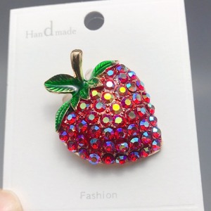 Broche fraise mignonne unisexe en strass, accessoire vestimentaire pour fêtes, occasions décontractées et mariages - Product Image 3