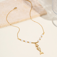 Collier Pendentif Poisson en Acier Inoxydable Style Bohème Amusant, Plaqué Or 18K, avec Perles d'Eau Douce pour Femme