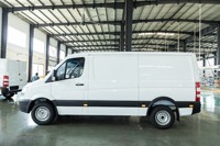 Fourgonnette avec capteur de pression des pneus et protection sous carrosserie pour la livraison de fournitures d'entrepôt e-commerce et la vente en gros d'outils