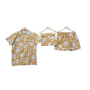 Pyjama court en pur coton fait main pour femme, élégant et luxueux, imprimé floral, idéal printemps-été, avec fermeture avant parfaite - Product Image 1