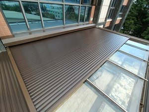 Volets roulants modernes en aluminium pour toit, avec cadre renforcé, protection contre les intempéries, ombrage durable pour terrasse ouverte, stabilité accrue - Product Image 1