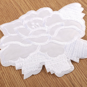 Étiquette brodée sur ordinateur, motif fleur de rose blanche pure, pour rideau d'hôtel, drap de <span class=keywords><strong>lit</strong></span>, tissu de housse, patch, design trou de fumée, fil à broder - Product Image 4
