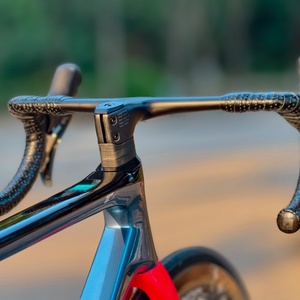 Новый шоссейный велосипед 2026 года, 7.7 кг, карбон, Shimano 105 R7120, 24 скорости, гидравлические дисковые тормоза, колеса 700C, гоночный велосипед OEM - Product Image 5