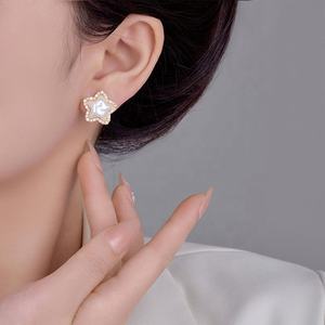 ต่างหูมุกประดับเพนทาแกรมเพชรซิคอนแบบฝังละเอียด ดีไซน์ทันสมัย หรูหราเบาๆ ชุบทองแดงเคลือบทอง สำหรับผู้หญิง ของขวัญสุดพิเศษที่สะท้อนบุคลิกภาพ - Product Image 3