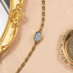 Montre à Quartz Mid Century avec un Look Vintage Littéraire une Petite Montre en Or avec un Design Luxueux Sentez une Montre-Bracelet à Chaîne - Product Image 4