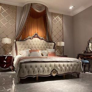 Cama de cuero francés de buena calidad de madera maciza con hermosos muebles de dormitorio hechos a mano con colchón y mesitas de noche - Product Image 1