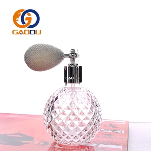Flacon de parfum en <span class=keywords><strong>verre</strong></span> de luxe vintage 50 ml, design esthétique 'Old Money' découpé, avec bouchon à vis et atomiseur à pompe - Product Image 3