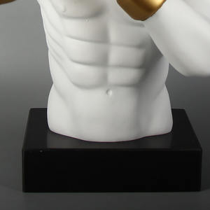 Sculpture <span class=keywords><strong>de</strong></span> buste <span class=keywords><strong>de</strong></span> boxer <span class=keywords><strong>de</strong></span> style <span class=keywords><strong>grec</strong></span> avec des gants <span class=keywords><strong>de</strong></span> boxe en or Statue en résine moderne pour <span class=keywords><strong>la</strong></span> décoration intérieure Art Display Man Cave Gift - Product Image 4