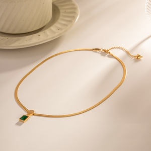 Collar Francés de Acero Inoxidable Chapado en Oro de 18K, Collar de Mujer Retro a la Moda con Colgante de Circonita Verde Cuadrada y Cadena de Serpiente - Product Image 3