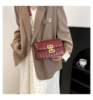 Tas Selempang Rantai Berlapis Jahitan Modis untuk Wanita, Dompet Kecil Persegi dengan Kunci Emas dalam Warna Hitam, Pink, Cokelat, Merah dari Kulit PU