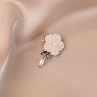Broche Fleur Coquillage avec Goutte de Perle, Épingle Émaillée Feuille Plaqué Or, Élégante Broche de Revers pour Femme pour Costume, Foulard, Décoration de Mariage