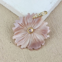 Großhandel Fabrikpreise Echte Perlmutt-Blumenanhänger Natürliche Schnitzerei Rosa Muschelblumen-Charm mit Zirkonia