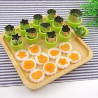 Dropshipping 12 stuks groene plastic roestvrijstalen food grade milieuvriendelijke fruit- en groentesnijder mal bloemen cartoon bakgereedschap