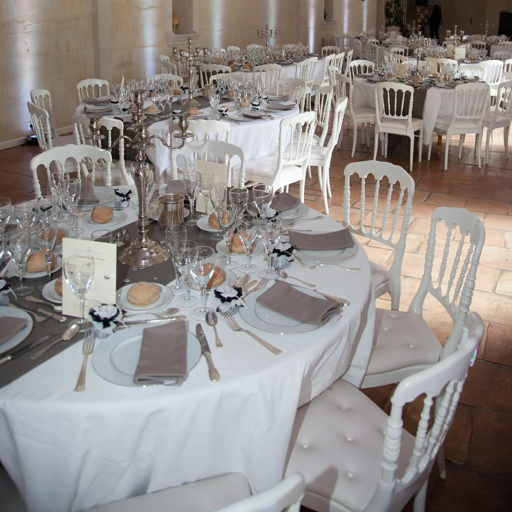 Cadeira de jantar empilhável para banquetes Chiavari com almofadas cadeiras Napoleão de aço e metal por atacado