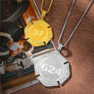 Collana con Ciondolo Distintivo Personalizzato in Ottone Placcato <span class=keywords><strong>Oro</strong></span> per Vigili del Fuoco, Gioiello Commemorativo Inciso con Nome <span class=keywords><strong>Città</strong></span> e Numero per Pompieri - Product Image 5