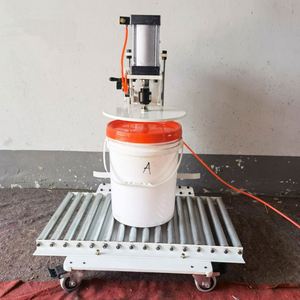 Machine de capsulage manuelle pneumatique pour fûts d'huile lubrifiante, fûts chimiques, seaux de peinture, seaux de liquide antigel et seaux en plastique - Product Image 4