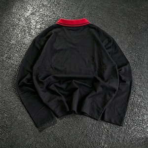 Polo de Manga Larga Negro para Hombre con Cuello en Contraste Rojo, Corte Holgado Informal, Diseño Sólido de Punto - Product Image 3