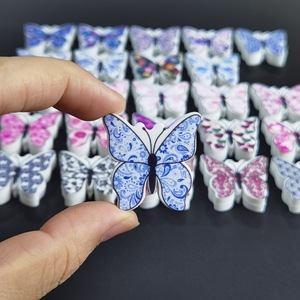 ชาร์มปากกาพิมพ์ลาย UV แบบกำหนดเอง ขายดี ชาร์มลูกปัดซิลิโคนลายการ์ตูนผีเสื้อ PVC - Product Image 2