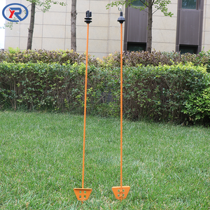 Poteau en acier à ressort de 110 cm, recouvert de rouge, avec isolateur supérieur en plastique / Poteau en acier à ressort galvanisé pour clôture électrique - Product Image 1