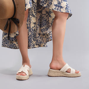 Sandales compensées blanches pour femmes, style décontracté estival, couleur unie et brillante, espadrilles compensées beiges pour femmes, chaussures de plage estivales - Product Image 3