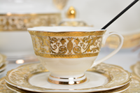 Vajilla de Lujo para Bodas Estilo Dubái con Patrón Elegante y Decoración Dorada, Productos Ecológicos - Súper Septiembre