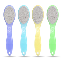 Brosse exfoliante professionnelle 2-en-1 en pierre ponce pour les pieds avec manche en plastique incurvé personnalisé, éliminateur de peaux mortes et brosse de nettoyage pour les pieds