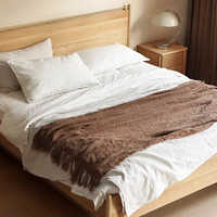 Lit double moderne minimaliste en bois massif de chêne avec barrière de sécurité et accoudoirs, lit simple