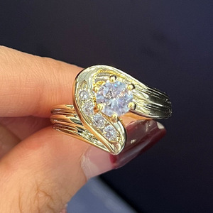 Anello con Fascia Intrecciata e Zirconi Incastonati per Donne, Elegante Gioiello da Dito alla Moda - Product Image 3