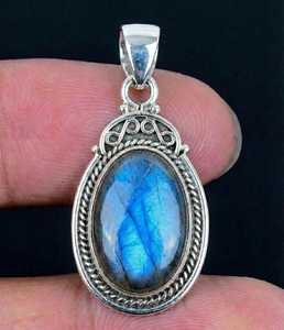 Pendentif classique en argent 925 avec labradorite naturelle - Bijou artisanal en pierres précieuses pour femme et unisexe, idéal pour les fêtes, mariages et cadeaux - Product Image 2