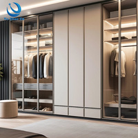 Meubles de luxe sur mesure pour dressing moderne avec aménagement de rangement personnalisé pour les intérieurs de suites d'hôtel