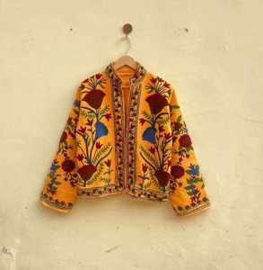 Chaqueta Suzani Naranja Oscuro Hecha a Mano para Mujer, Abrigo de Invierno con Bordado Elegante, Estampado Regular, Acolchado, con Botones, Tela TNT de Algodón - Product Image 1