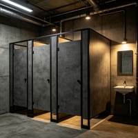 Cloison de toilettes HPL robuste de style industriel, panneau résistant aux tons froids, pour séparation de toilettes publiques et hôtelières