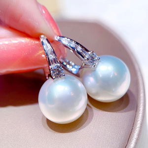 Orecchino a polsino semplice e alla moda da donna, accessorio minimalista per l'uso quotidiano, gioiello per outfit di tutti i giorni - Product Image 1