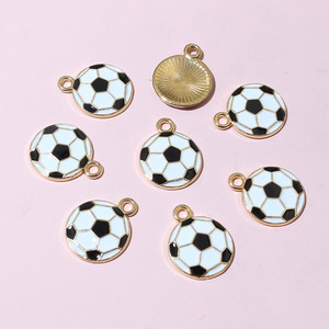 Colgantes pequeños de fútbol esmaltados de aleación de zinc para fabricación de joyas DIY - Product Image 6