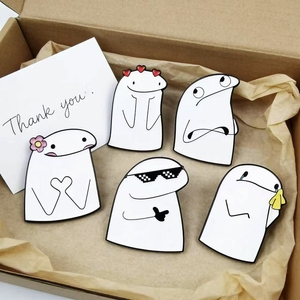 Broches de revers mignonnes en forme de ver de dessin animé, cadeau idéal pour les amateurs de mèmes, décoration pour sac à dos et chapeau - Product Image 1