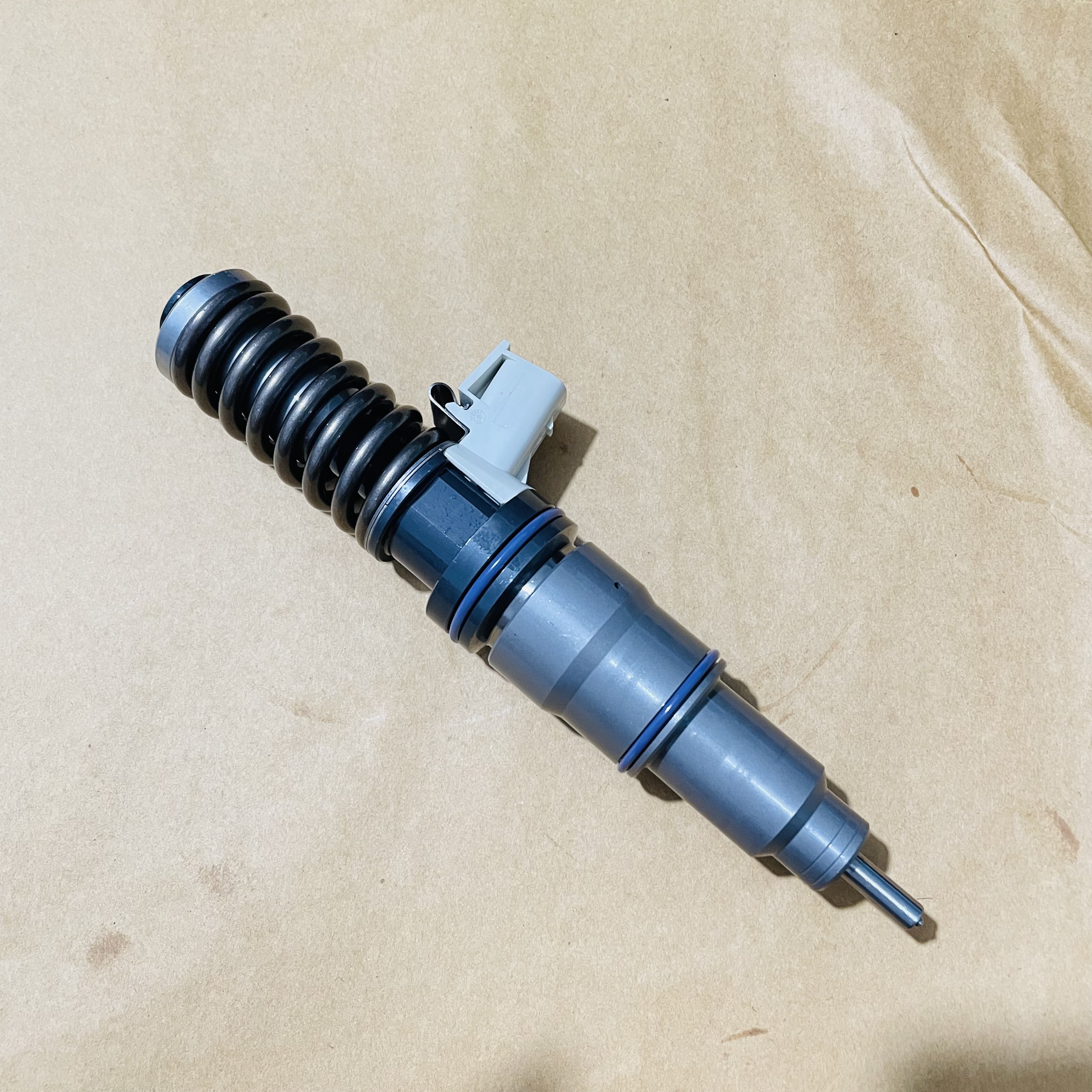 Fuel Injector 21371672, 21340611for Volvo FM400 EC380 EC480 FH12 FM12 D13D D13A Common rail injector 21340611 BEBE4D08001