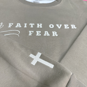 Strong Storm Sweat à capuche en flanelle inspirant Style chrétien Crewneck Cadeau basé sur la foi pour les amis - Product Image 4