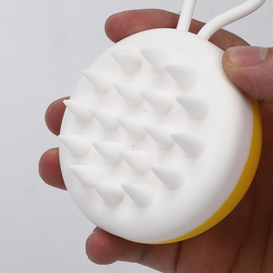 Brosse de bain en silicone citron avec réservoir de gel douche, outil de massage pour le corps sous la douche - Product Image 3