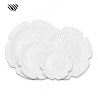 L'ensemble d'assiettes à dîner en porcelaine de qualité supérieure présente des motifs exquis en forme de feuille avec des détails texturés en céramique de haute qualité