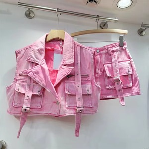 Completo in denim rosa retrò casual lavorato a maglia con ricami e grandi tasche, 2 pezzi, tinta unita, primavera estate, gilet corto senza maniche e pantaloncini a vita alta - Product Image 2