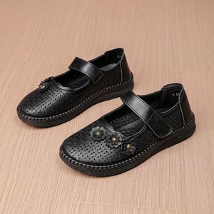 Sandalias Transpirables con Diseño Calado para Mamá, Planas, con Cierre de Velcro, Suela Suave, Cómodas, Antideslizantes, Resistentes al Desgaste, para Personas Mayores - Product Image 1