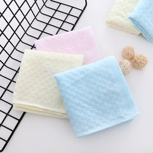Serviette en gaze de coton 27x50 cm, 2 plis, couleur unie, douce pour les soins de la peau - Product Image 4