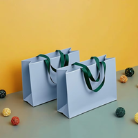 Sac cadeau en papier kraft de luxe bleu avec ruban Logo et taille personnalisables pour la Saint-Valentin Emballage de vêtements et de cadeaux