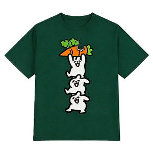 Divertente maglietta con grafica di conigli impilati e carota morduta, maglietta da uomo con simpatici animali dei cartoni animati, vestibilità ampia, top casual estivo - Product Image 3