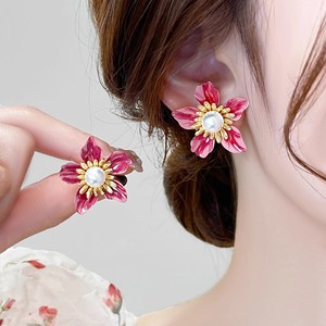 Pendientes de Perlas con Flores Esmaltadas en Magenta, Hechos a Mano, Estilo Vintage, Joyería Floral para Mujer - Product Image 3