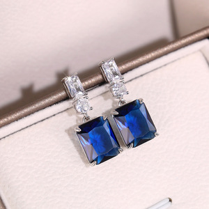 Orecchini Rettangolari con Zirconia Cubica Blu per Donne, Eleganti Gioielli da Sera e da Sposa - Product Image 1